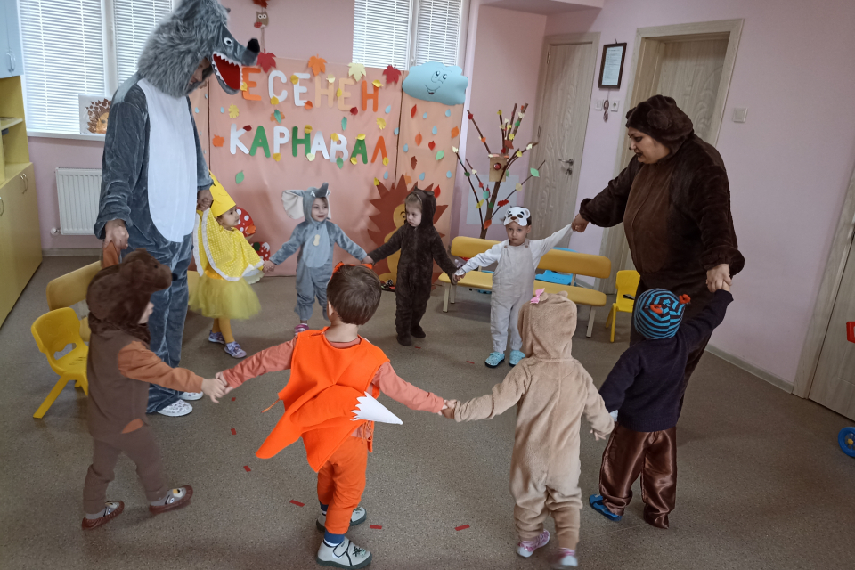 
И тази година за празника на града Димитровден  в детска ясла №3  се проведе   парад на приказните герои –   „Есенен карнавал – бал с маски”. 
Провеждането...